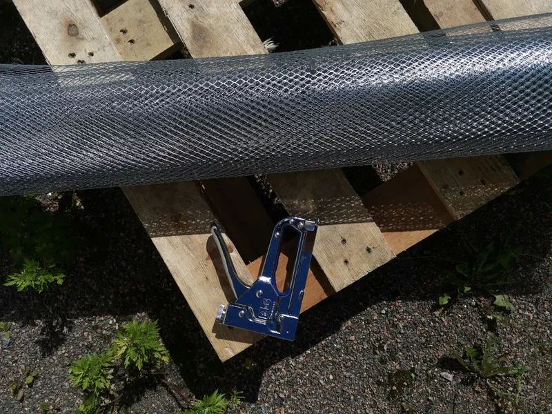 Сетка 15 х 15 мм 1х10м ЦПВС от грызунов оцинкованная рулон / просечно-вытяжная / для защиты каркасного дома, для вентиляции, для теплицы для грядок / от мышей, крыс, кротов, птиц: купить оптом и в розницу в интернет магазине Сталь Крепеж - размеры, цены, характеристики. Сетка 15 х 15 мм 1х10м ЦПВС от грызунов оцинкованная рулон / просечно-вытяжная / для защиты каркасного дома, для вентиляции, для теплицы для грядок / от мышей, крыс, кротов, птиц оптом и в розницу на сайте Сталь Крепеж